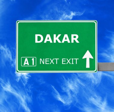 Dakar yol işaret karşı mavi gökyüzü temizleyin