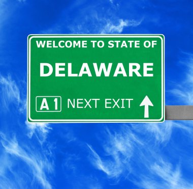 Delaware yol işaret karşı mavi gökyüzü temizleyin