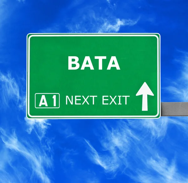 Bata-Verkehrsschild gegen strahlend blauen Himmel — Stockfoto
