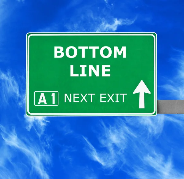 BOTTOM LINE дорожный знак против ясного голубого неба — стоковое фото