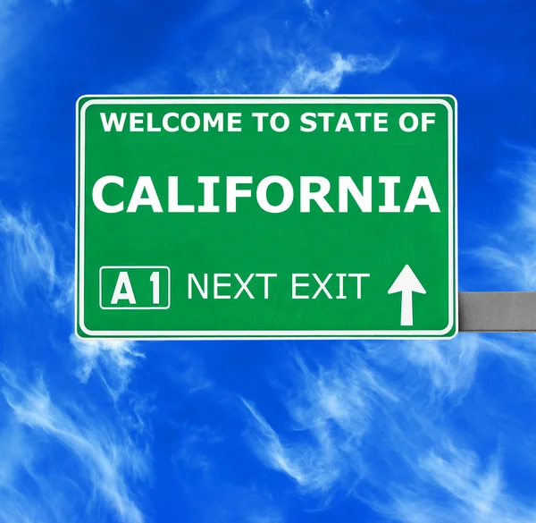 CALIFORNIA señal de tráfico contra el cielo azul claro — Foto de Stock