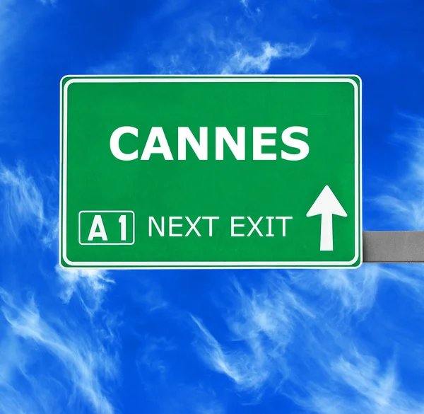 Cannes vägskylt mot klar blå himmel — Stockfoto