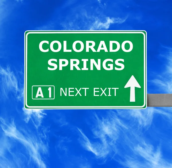 COLORADO SPRINGS road sign against clear blue sky — Stock Photo, Image