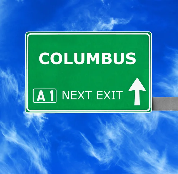 Columbus verkeersbord tegen duidelijke blauwe hemel — Stockfoto