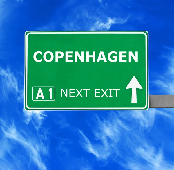 Copenhagen verkeersbord tegen duidelijke blauwe hemel — Stockfoto