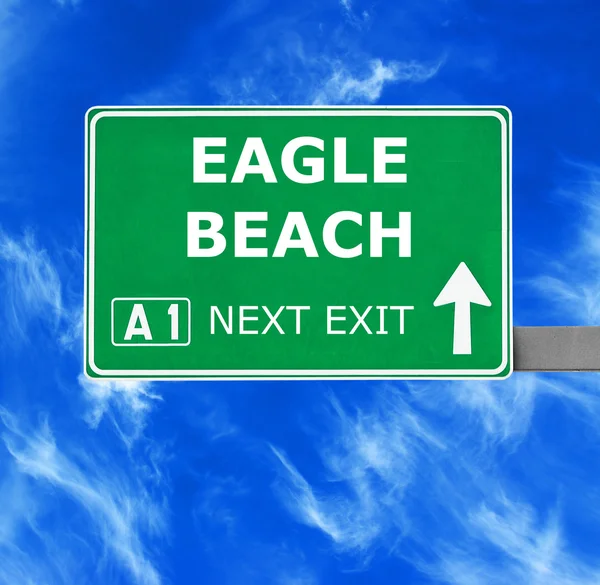 EAGLE BEACH señal de tráfico contra el cielo azul claro — Foto de Stock
