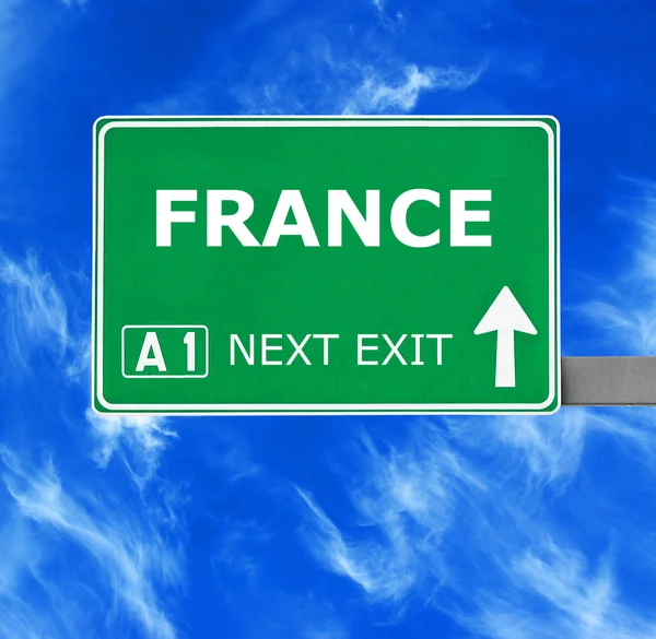 Frankrijk verkeersbord tegen duidelijke blauwe hemel — Stockfoto
