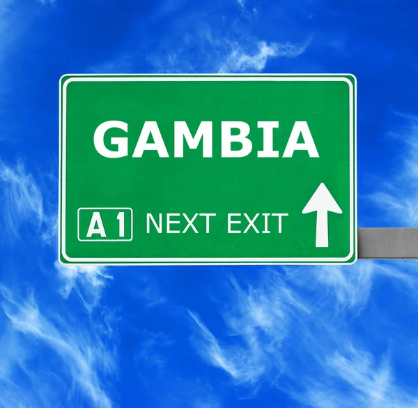 Gambia Verkehrsschild gegen strahlend blauen Himmel — Stockfoto