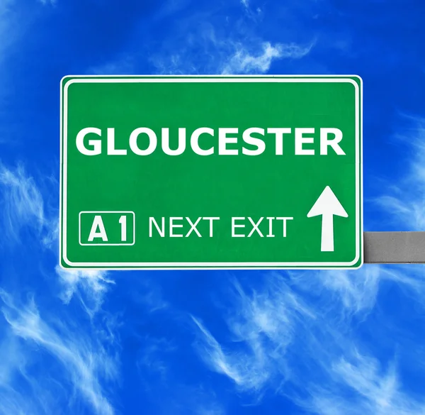 GLOUCESTER road sign against clear blue sky — Stock Photo, Image