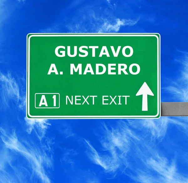 Gustavo A.马德罗道路标志反对清澈的天空 — 图库照片