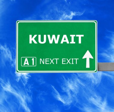Kuveyt yol işaret karşı mavi gökyüzü temizleyin