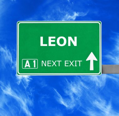 Leon yol işaret karşı mavi gökyüzü temizleyin