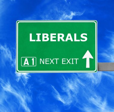 Liberaller yol işaret karşı mavi gökyüzü temizleyin
