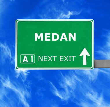 Medan yol işaret karşı mavi gökyüzü temizleyin