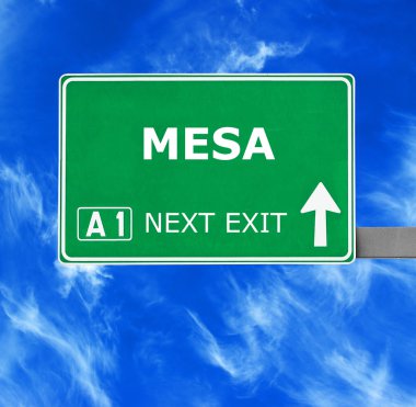 Mesa yol işaret karşı mavi gökyüzü temizleyin