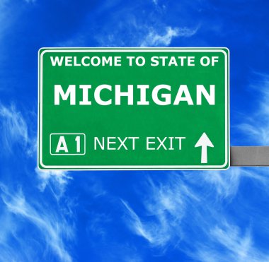Michigan yol işaret karşı mavi gökyüzü temizleyin
