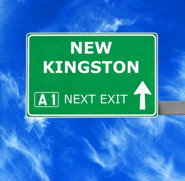 Yeni Kingston yol işaret karşı mavi gökyüzü temizleyin