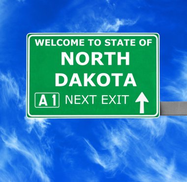 Kuzey Dakota yol işaret karşı mavi gökyüzü temizleyin