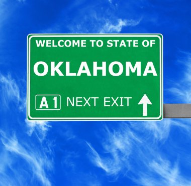 Oklahoma yol işaret karşı mavi gökyüzü temizleyin
