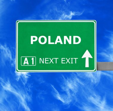 Polonya yol işaret karşı mavi gökyüzü temizleyin