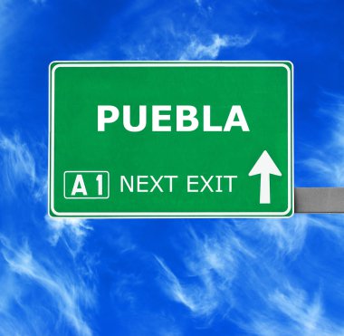 Puebla yol işaret karşı mavi gökyüzü temizleyin