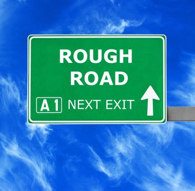 Zor yol yol işaret karşı mavi gökyüzü temizleyin