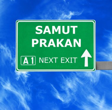 Samut Prakan yol işaret karşı mavi gökyüzü temizleyin