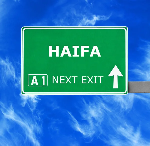 Haifa-Verkehrsschild gegen strahlend blauen Himmel — Stockfoto