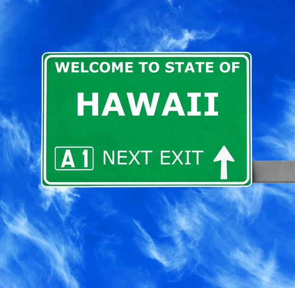 HAWAII дорожный знак против ясного голубого неба — стоковое фото