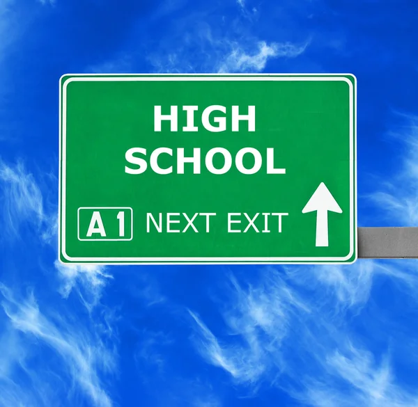 Middelbare School verkeersbord tegen duidelijke blauwe hemel — Stockfoto