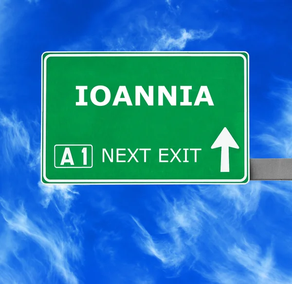 Ioanniaroad-Schild gegen strahlend blauen Himmel — Stockfoto