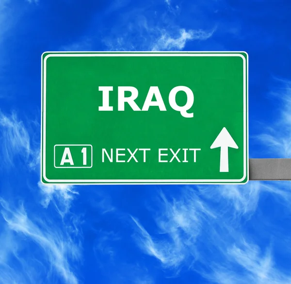 IRAQ road sign against clear blue sky — Stock Photo, Image