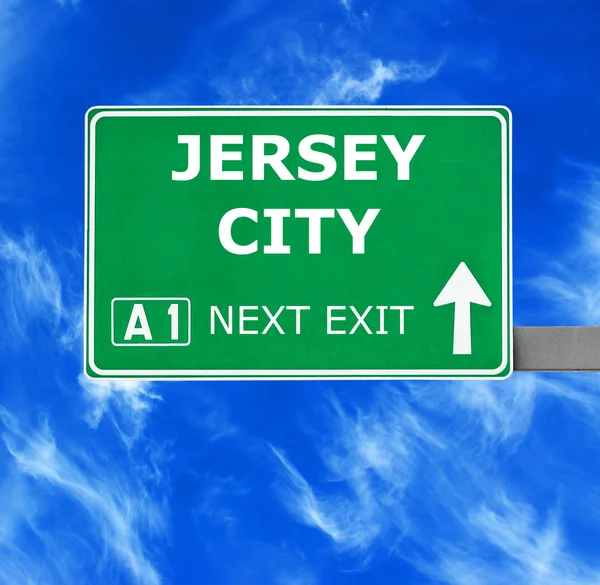 Jersey City útjelzési ellen, tiszta kék ég — Stock Fotó