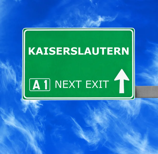 Kaiserslauterner Verkehrsschild gegen strahlend blauen Himmel — Stockfoto