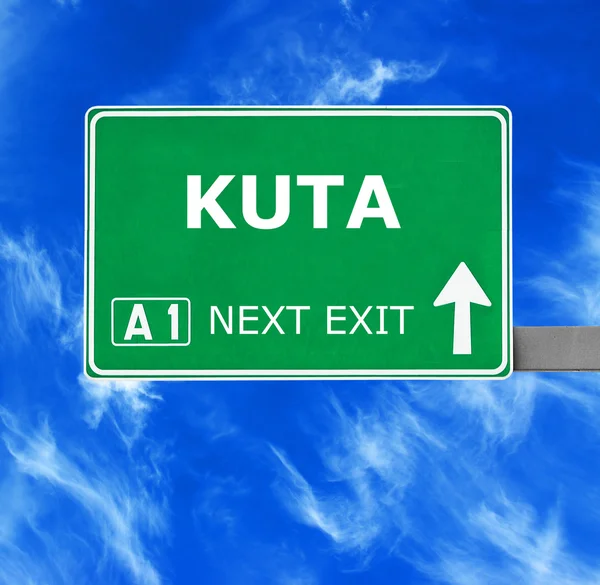 クタ道路標識に対する澄んだ青い空 — ストック写真