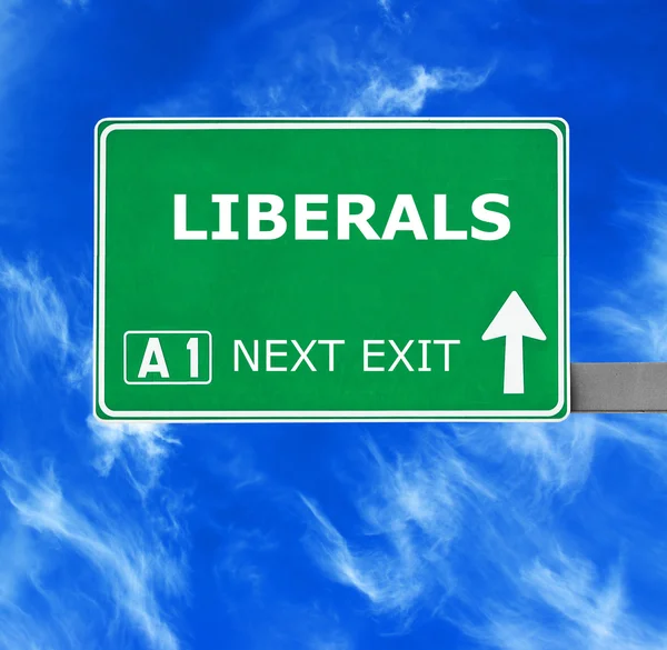 Liberalerna vägskylt mot klar blå himmel — Stockfoto
