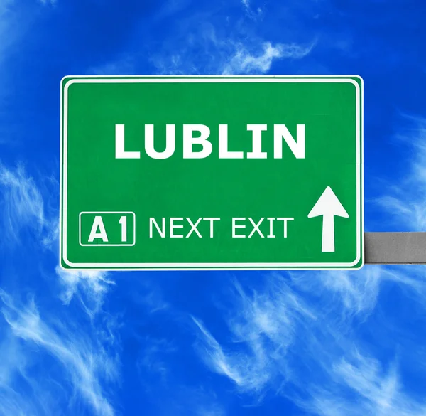 LUBLIN sinal de estrada contra céu azul claro — Fotografia de Stock