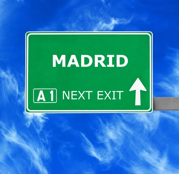 Madrid dopravní značka proti jasné modré oblohy — Stock fotografie