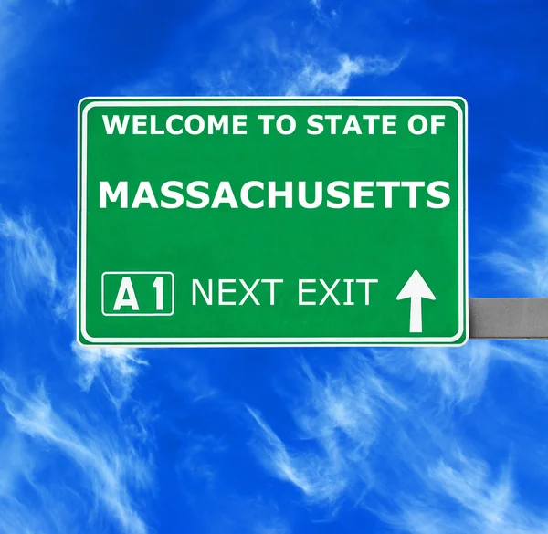 MASSACHUSETTS cartello stradale contro cielo blu chiaro — Foto Stock