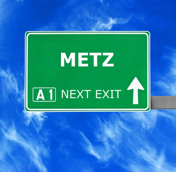 Metz Verkehrsschild gegen strahlend blauen Himmel — Stockfoto