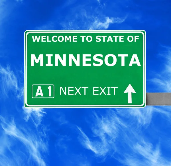 Znak drogowy Minnesota przeciwko jasne, Błękitne niebo — Zdjęcie stockowe