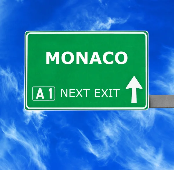 Monaco yol işaret karşı mavi gökyüzü temizleyin — Stok fotoğraf