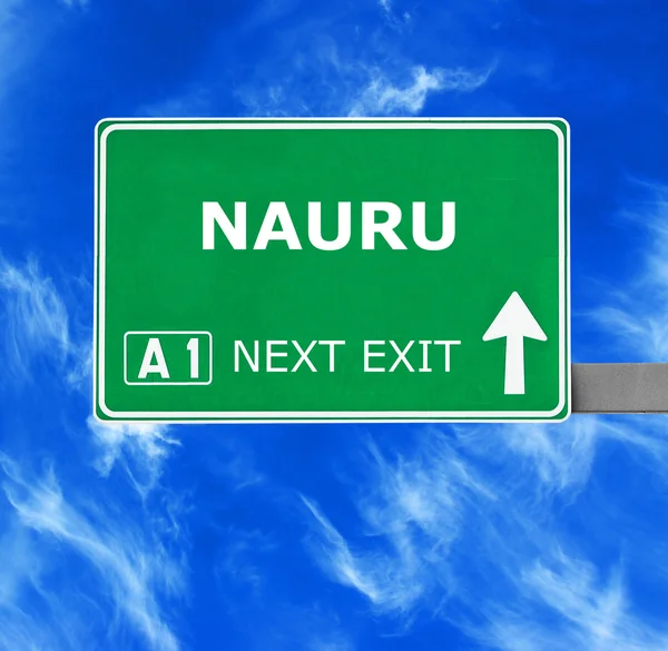 Nauru dopravní značka proti jasné modré oblohy — Stock fotografie