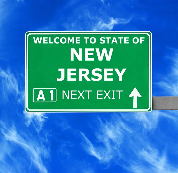 Зніміть Нью-Джерсі дорожній знак проти синього неба — стокове фото