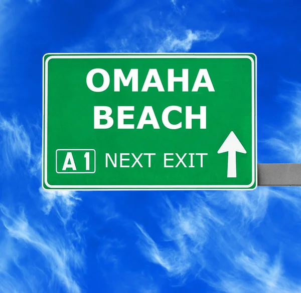 Omaha Beach Straßenschild gegen strahlend blauen Himmel — Stockfoto