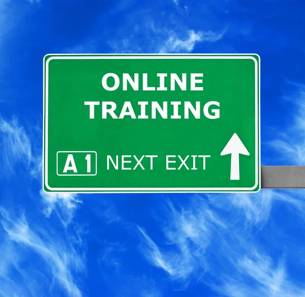オンライン トレーニングの澄んだ青い空を背景に道路標識 — ストック写真