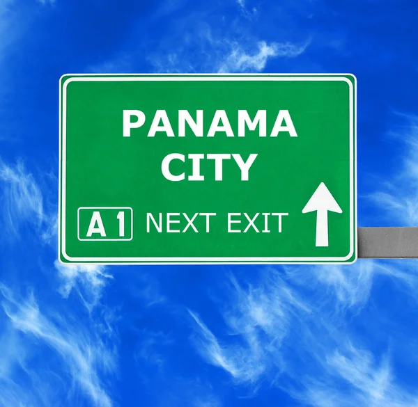 Panama City yol işaret karşı mavi gökyüzü temizleyin