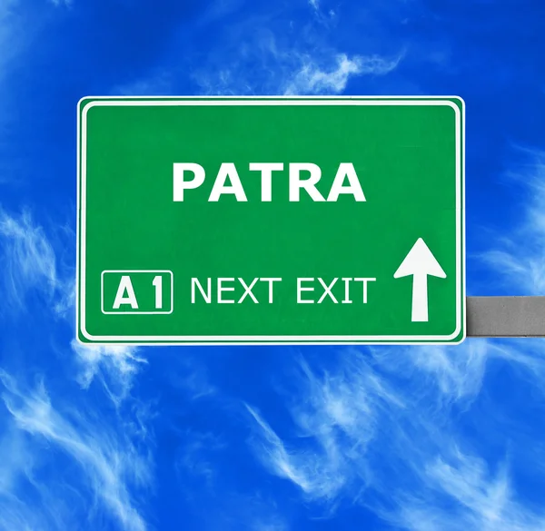 Дорожный знак PATRA против ясного голубого неба — стоковое фото