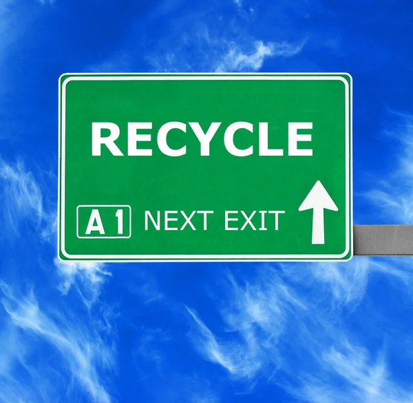 Recycle weg ondertekenen tegen heldere blauwe hemel — Stockfoto