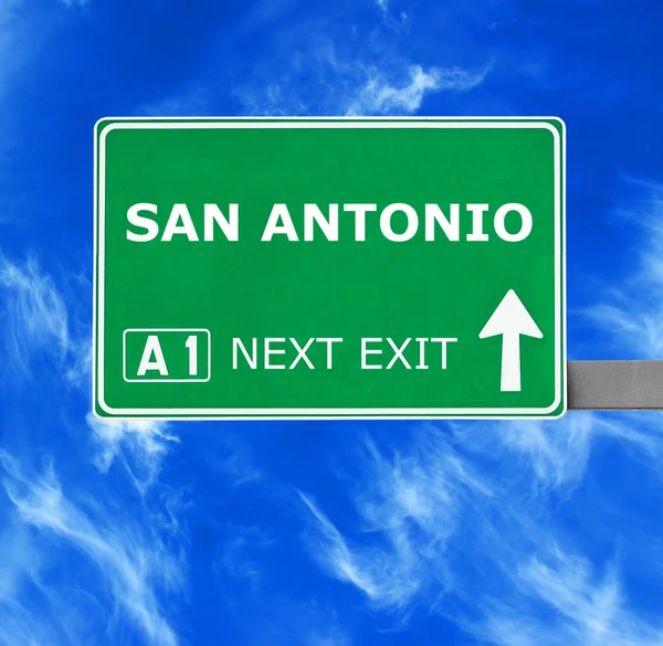 对 San Antonio 路标清澈的天空 — 图库照片